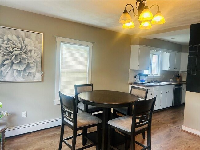 Foto del edificio - 858 Lower River Rd