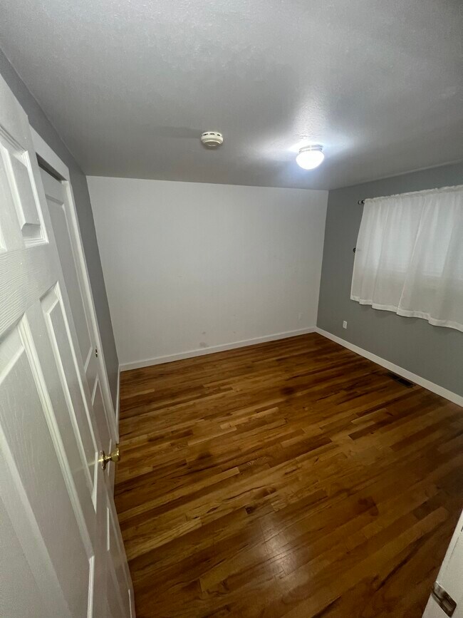 Foto del edificio - 7012 Cherry Ln SW