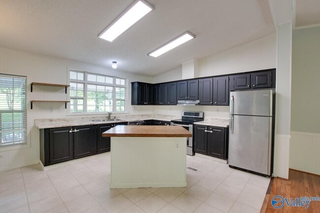 Foto del edificio - 2690 Old Railroad Bed Rd