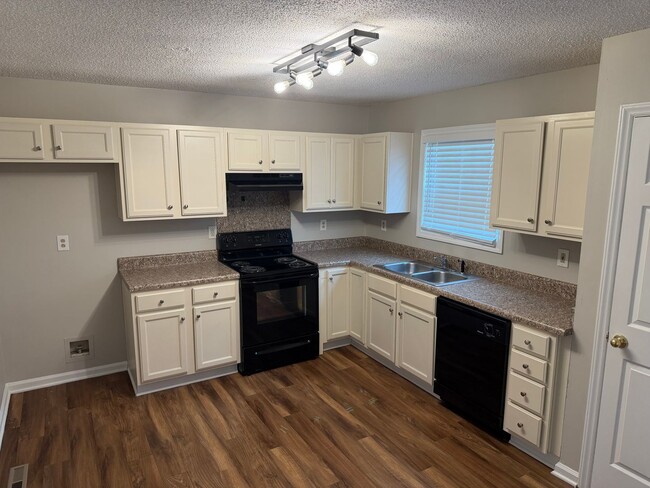 Building Photo - Spacious Two Bedroom Townhome In Kannapolis