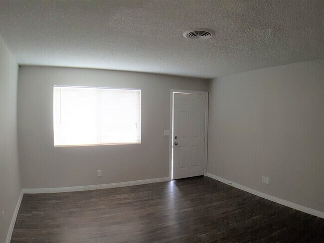 Foto del edificio - 5483 Waltham Ln