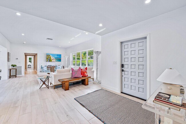 Foto del edificio - 215 Cortez Rd