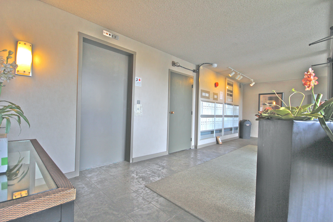 Building Photo - 1 Bed / 1 Bath pet friendly condo with par...