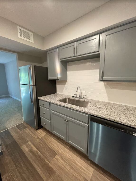 Foto del edificio - 801 Meadowbrook Dr