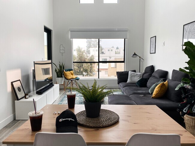 Foto del edificio - 5016 S Slauson Ave