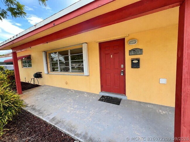 Building Photo - 1401 S Deerfield Ave