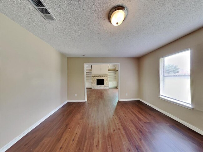 Building Photo - 6002 Raza Rd