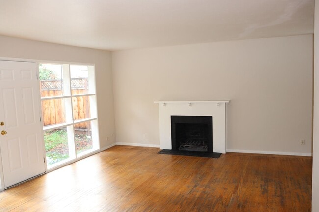 Foto del edificio - 3 Bedroom/ 2 Bath Original Rancher in Santa Clara