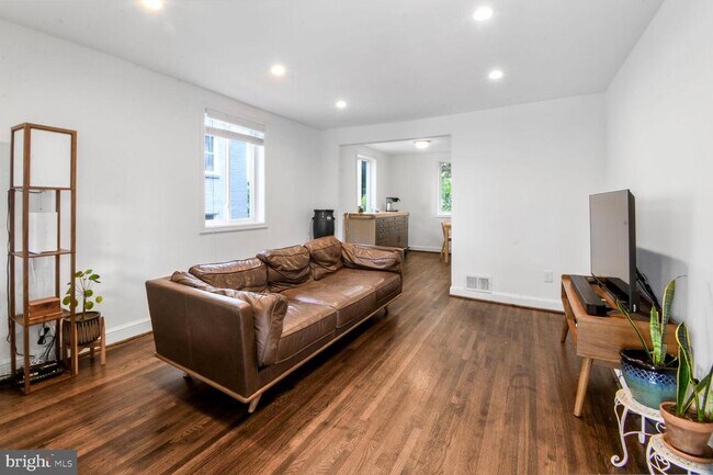 Foto del edificio - 561 45th St NE