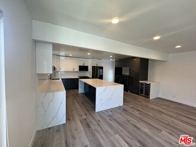 Foto del edificio - 608 W Hillcrest Blvd