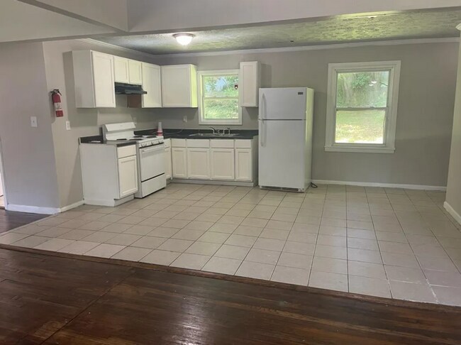 Building Photo - 3 Bed and 1 Bath in Atlanta!
