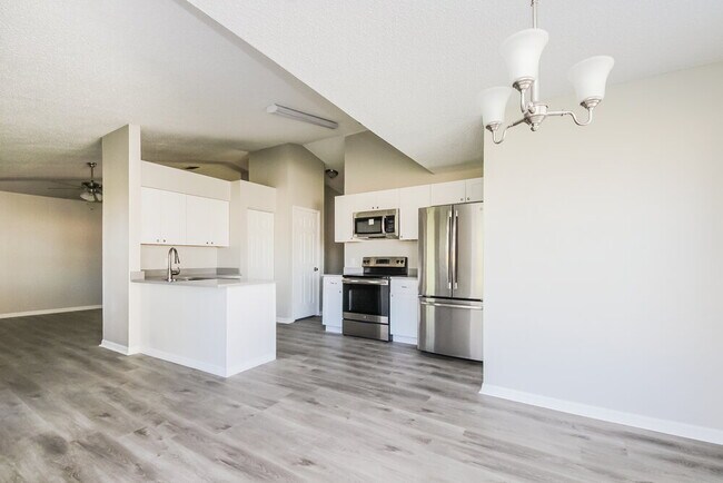 Building Photo - 613 Deauville Ct