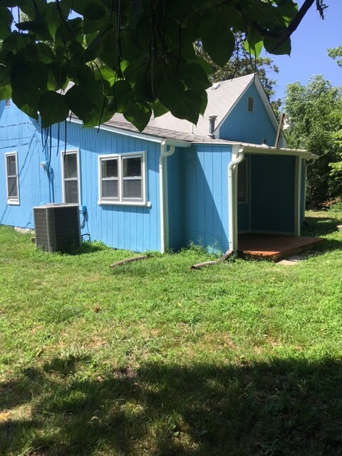 Building Photo - 608 N 6th St