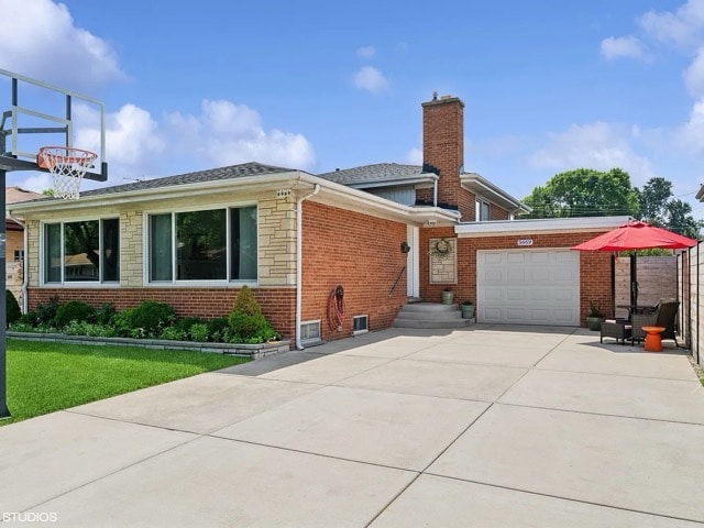 Building Photo - 5669 N Kerbs Ave