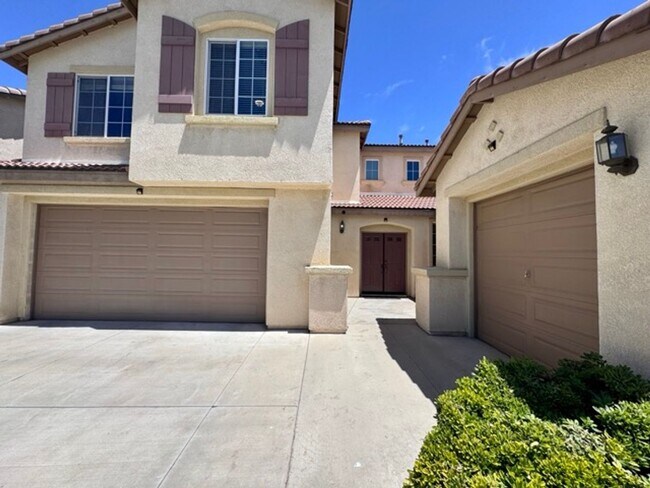 Foto del edificio - Beautiful Two Story 5 bedroom Home in the ...