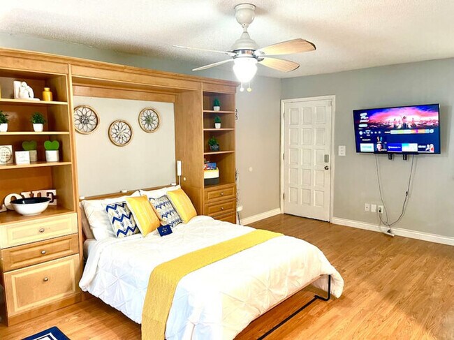 Building Photo - Town & Country Hideaway