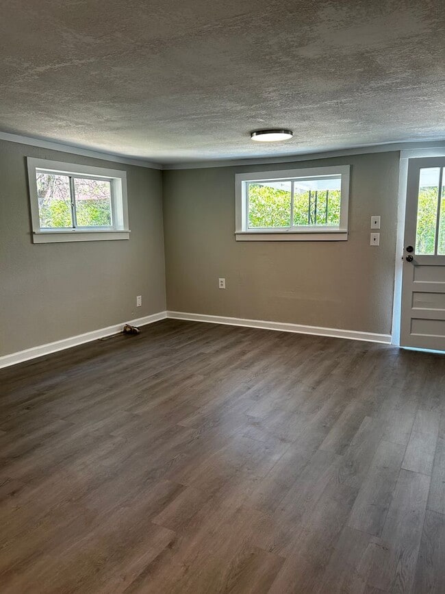 Building Photo - Recently Renovated 2 Bed, 1 Bath Home!