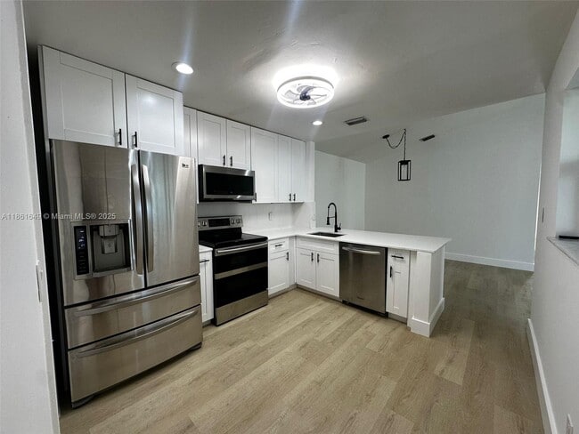 Foto del edificio - 2450 SW 85th Ave