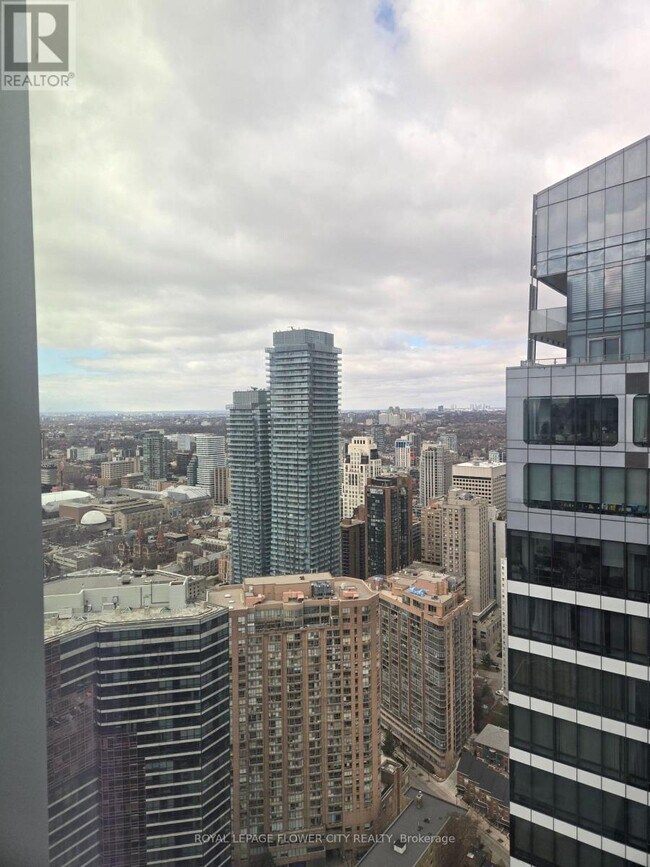 Photo du bâtiment - 8 Wellesley St W