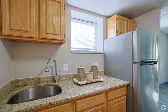 2BR, 1BA - 848SF - Kitchen - Parmelee Court Apartments