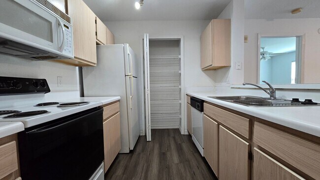 Building Photo - Spacious 2 Bed, 2 Bath Condo in Gated Comm...