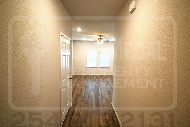 Foto del edificio - 1704 Cedrus Dr