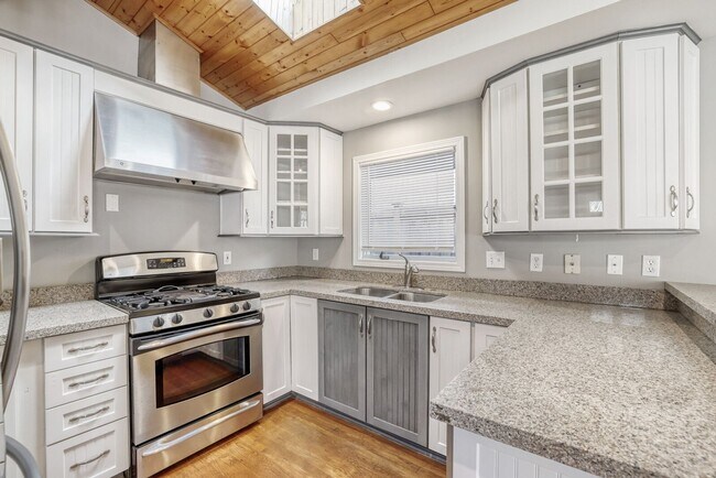 Building Photo - 1Bd/1Ba Mercer Island House