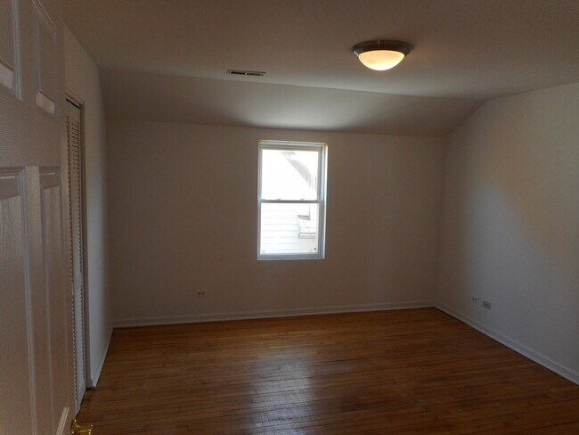 Building Photo - 3459 W Diversey Ave