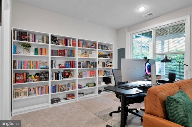 Foto del edificio - 7203 Mountaineer Dr