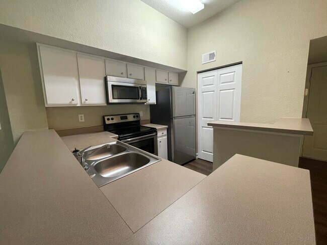 Building Photo - 161 SW Palm Dr