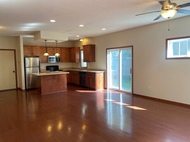 Foto del edificio - 3010 Cottage Ln N