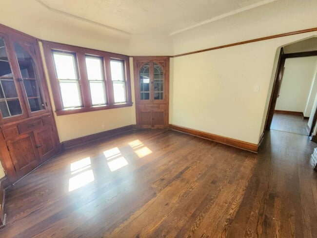 Foto del edificio - Renovated 2-Bedroom Upper Duplex Unit