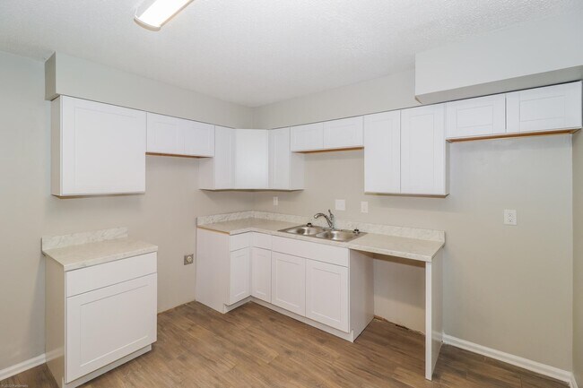 Building Photo - 5380 Albemarle Dr