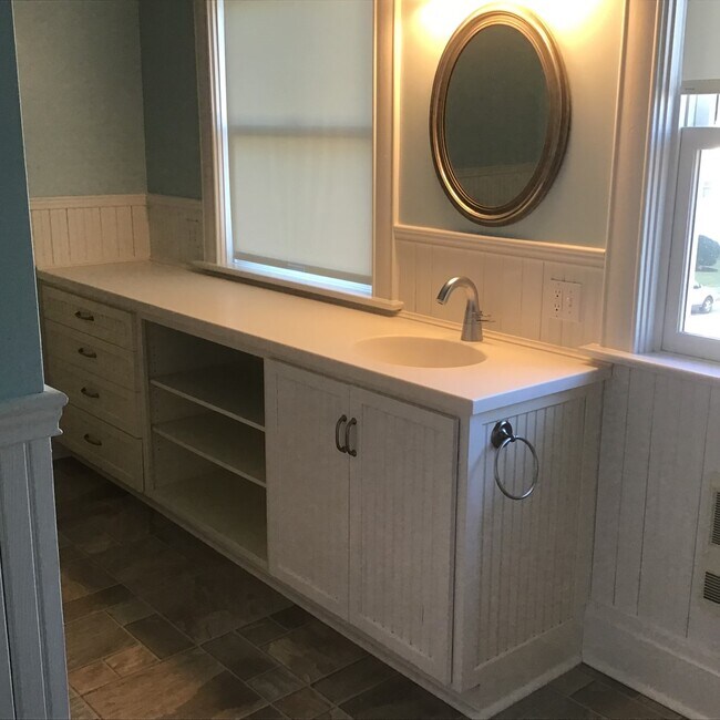 bath - 301 N Fairfield St
