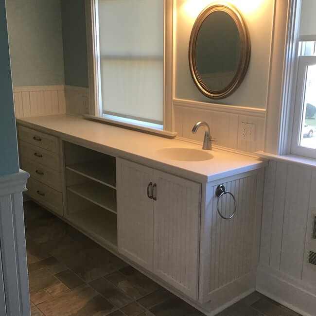 bath - 301 N Fairfield St