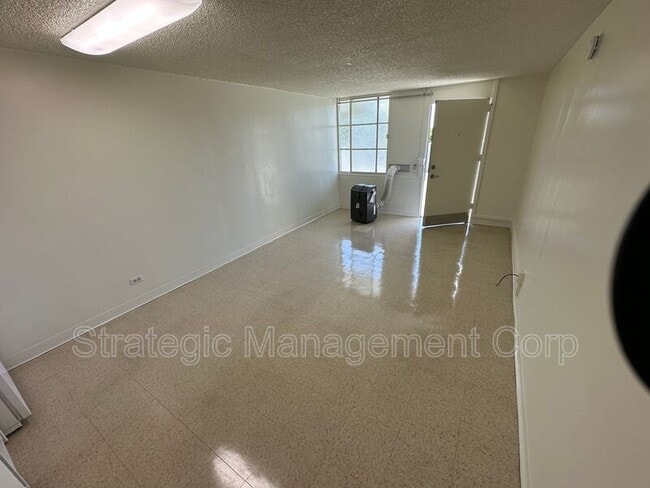 Building Photo - 1301 Lusitana St