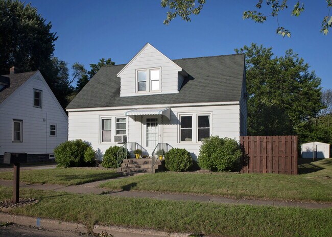 Building Photo - Beautifully Renovated 4-Bedroom Home with Fenced Backyard!