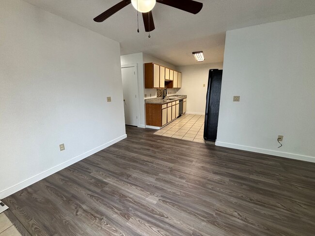 Building Photo - 2 Bedroom and 2 Bath Duplex!