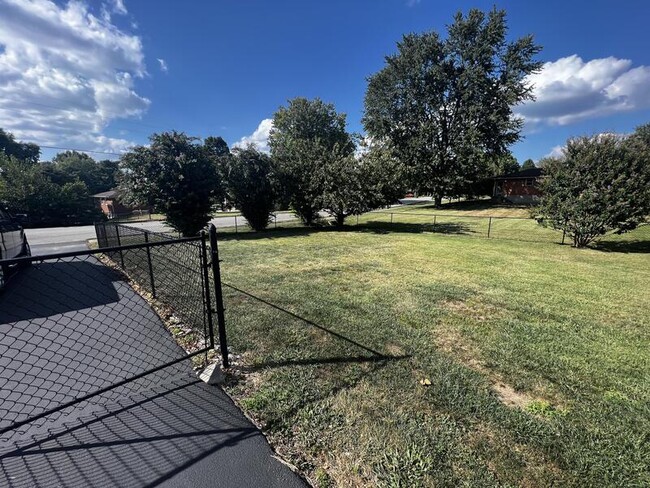 Building Photo - 6001 Applegate Ln