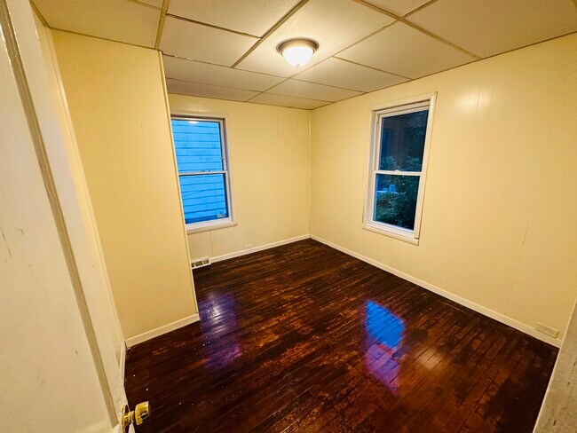 Building Photo - 606 Emily St