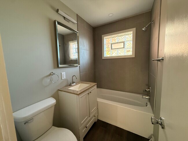 Foto del edificio - 1344 Pyle Ave