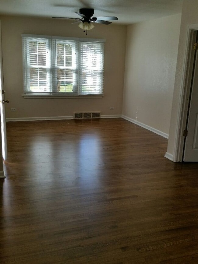 Foto del edificio - AWESOME 3-BDRM HOME NEAR DU - INCLUDES GAR...