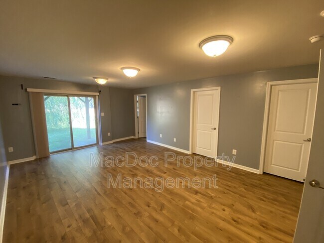 Foto del edificio - 302 Brenton Rd