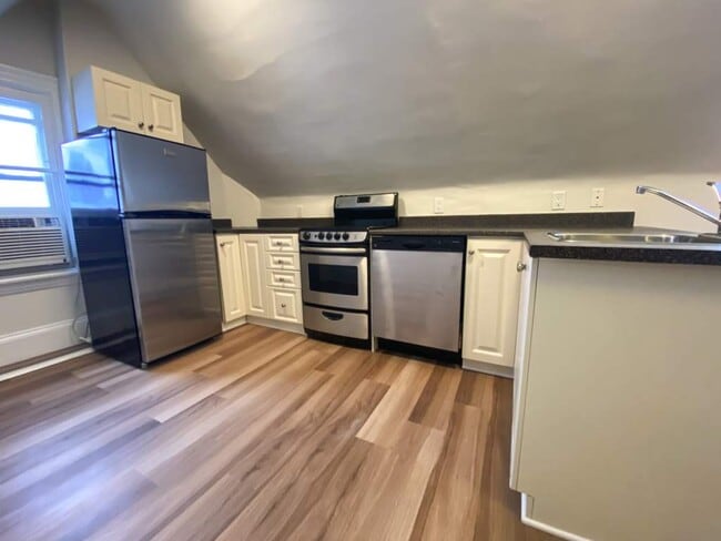 Interior Photo - 143 MacLaren