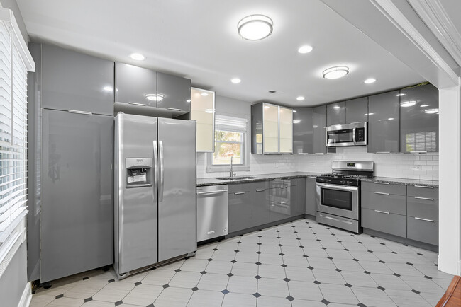 Foto del edificio - 604 Revere Rd