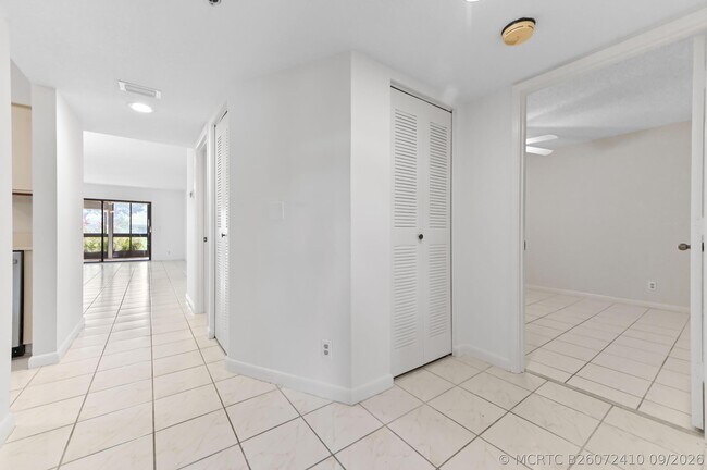 Foto del edificio - 7260 Kinghurst Dr