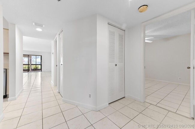Building Photo - 7260 Kinghurst Dr