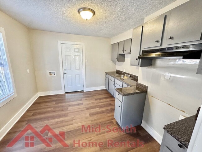 Building Photo - 2071 Hubert Ave