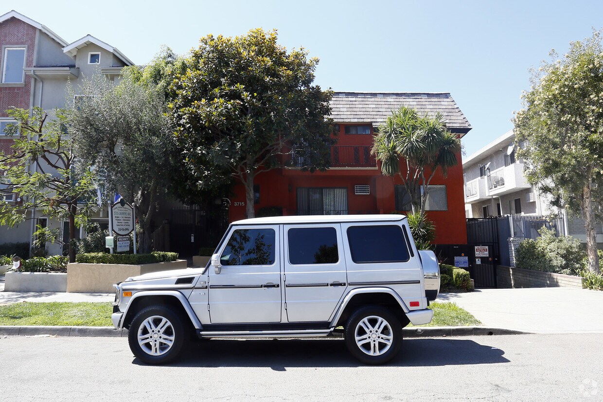 Foto del edificio - 3715 Jasmine Ave