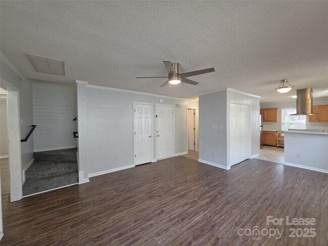 Foto del edificio - 5940 Crape Myrtle Ln